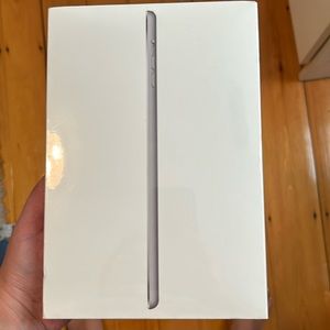 Brand New iPad Mini 2 (64 GB) in Space Gray